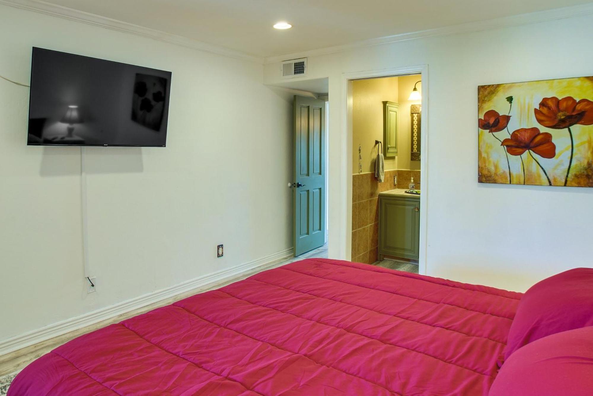 With Pool, 1 Mi To Old Town! Apartment Scottsdale