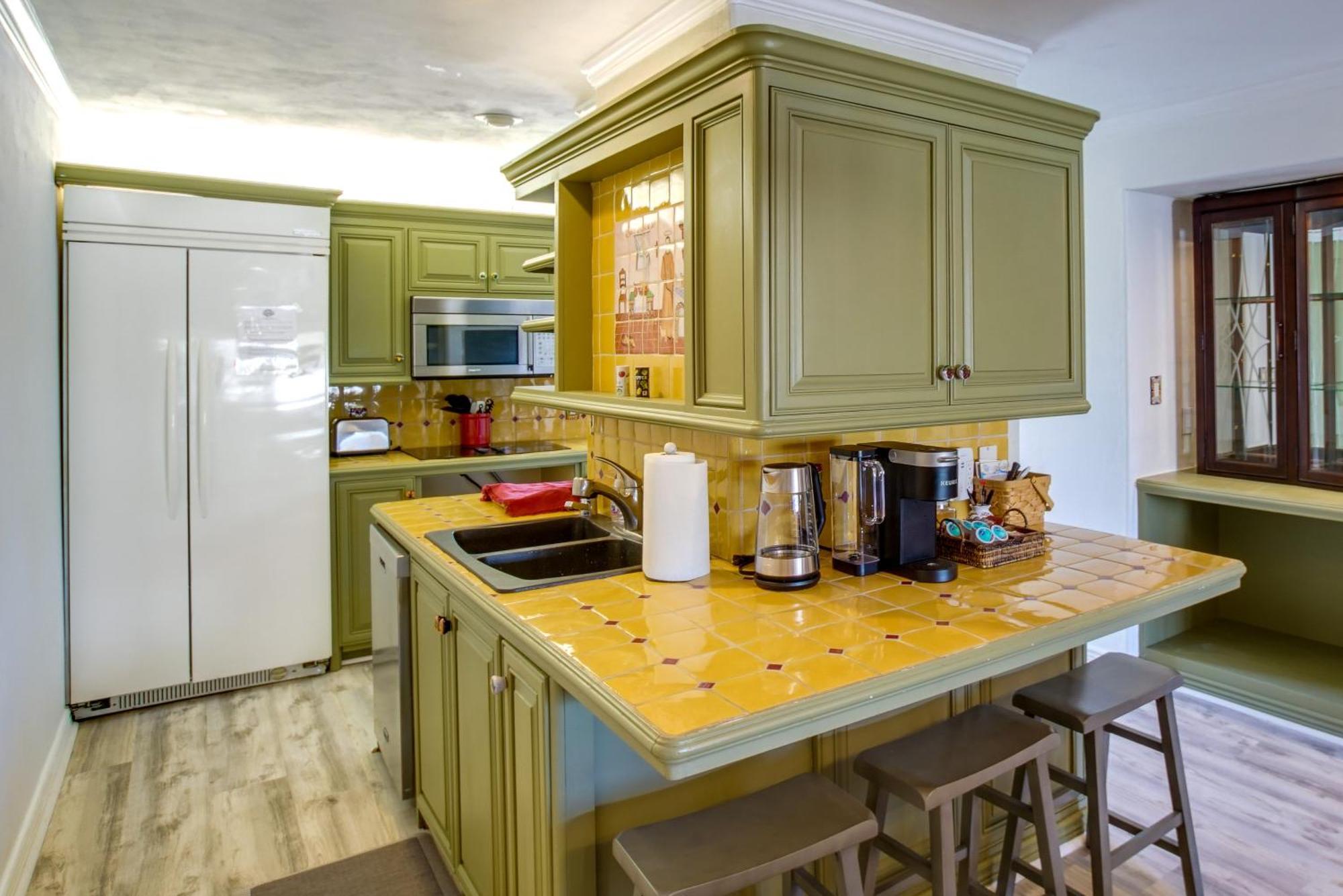 Apartment With Pool, 1 Mi To Old Town!
