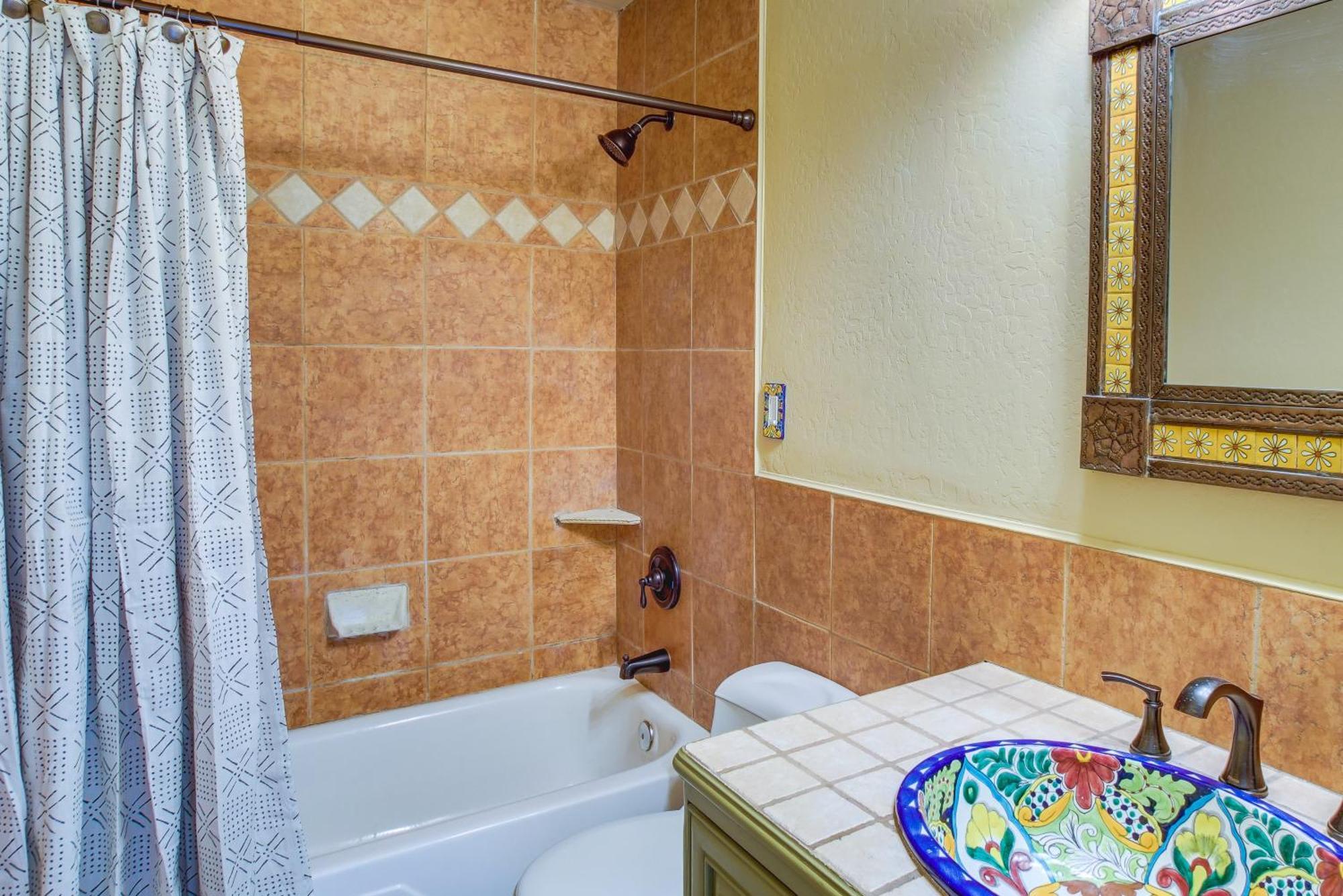 With Pool, 1 Mi To Old Town! Apartment *