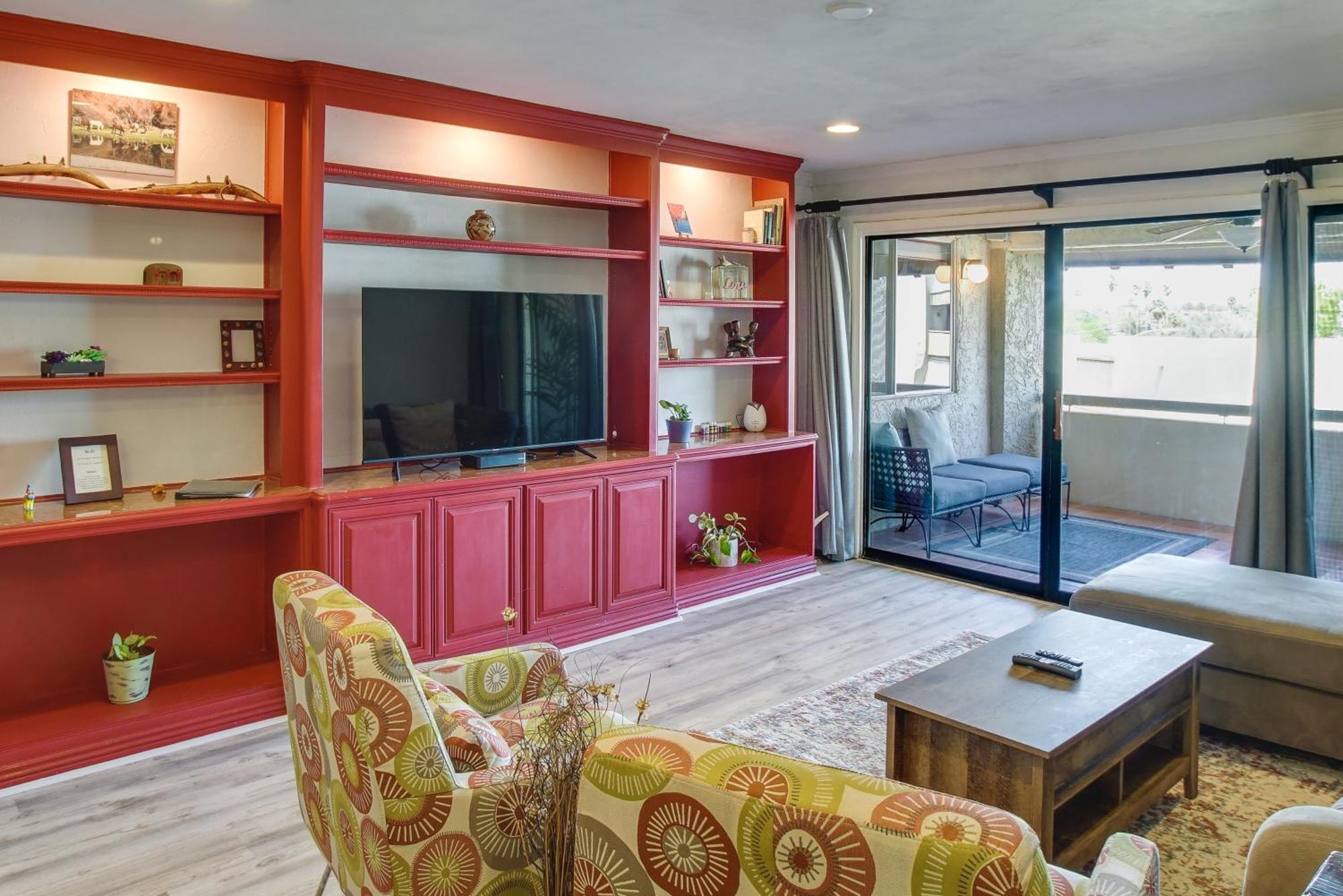 With Pool, 1 Mi To Old Town! Apartment